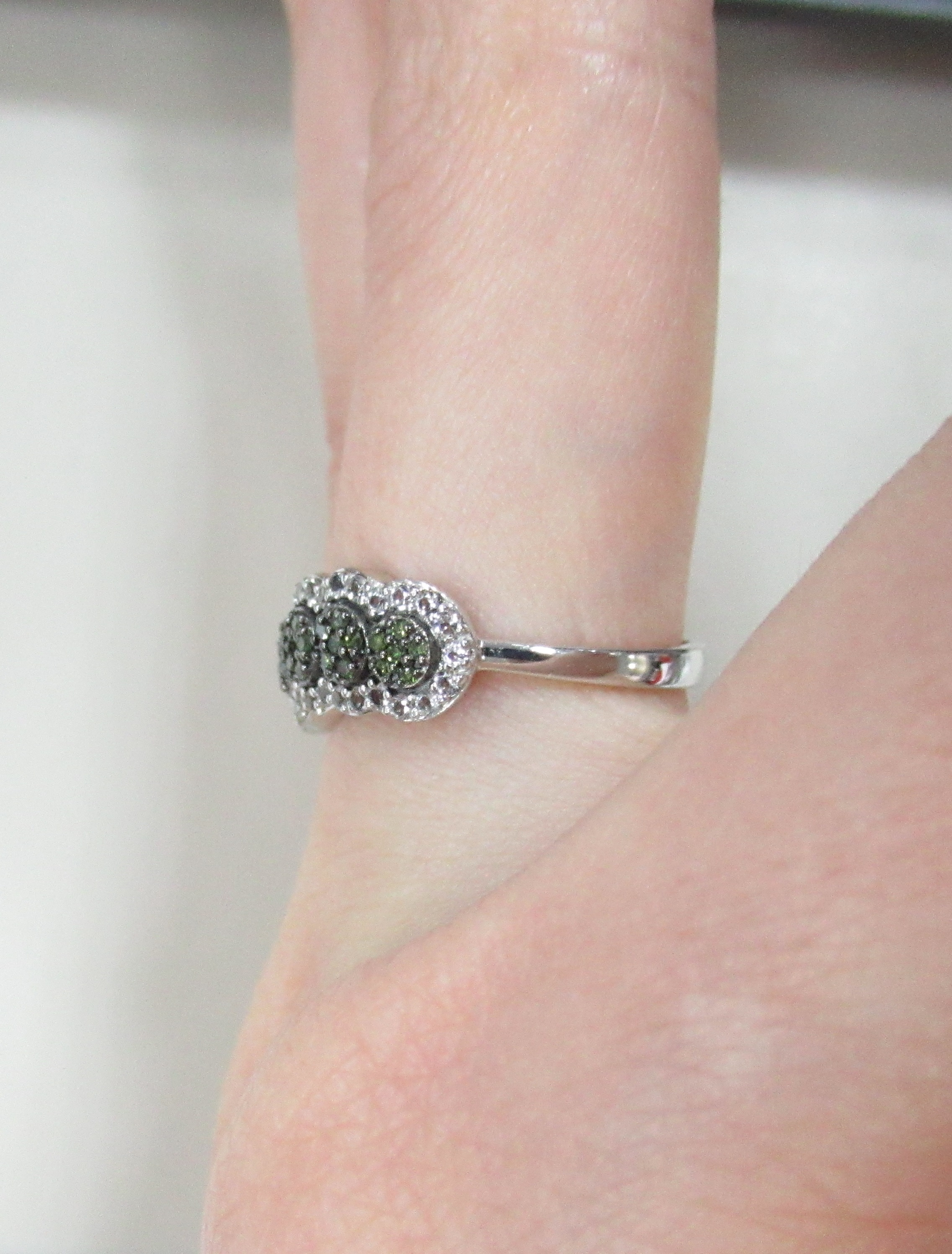 Серебряное кольцо с зелеными бриллиантами